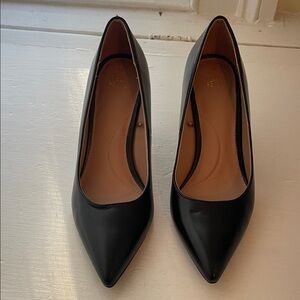 Classic black pumps pointed toe